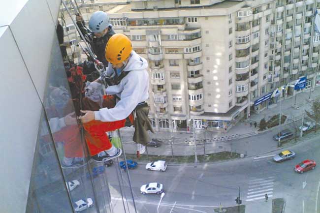 Cum poţi dveni alpinist utilitar şi să fii plătit pentru asta?!